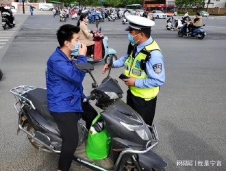 女子帶電動(dòng)車上公交遭拒竟打電話“走后門”，司機(jī)：誰也不認(rèn)