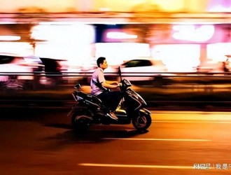 大媽帶電動(dòng)車坐公交被攆下車，打電話“搖人”，網(wǎng)友：后臺(tái)要倒霉